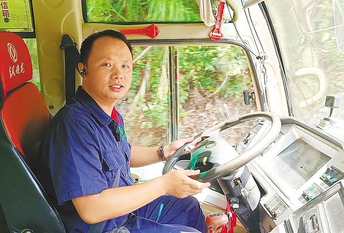 山村驾驶员邓兰州与2300多个“家庭成员”合作，
