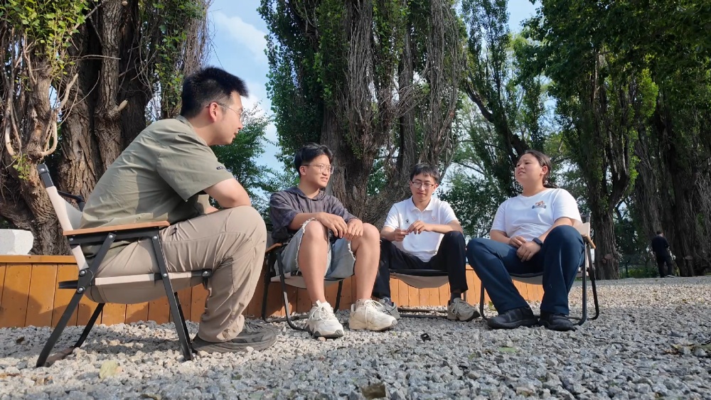 黄杨树下 “00后”干起了“大生意”——一杯咖啡里的兴边力气