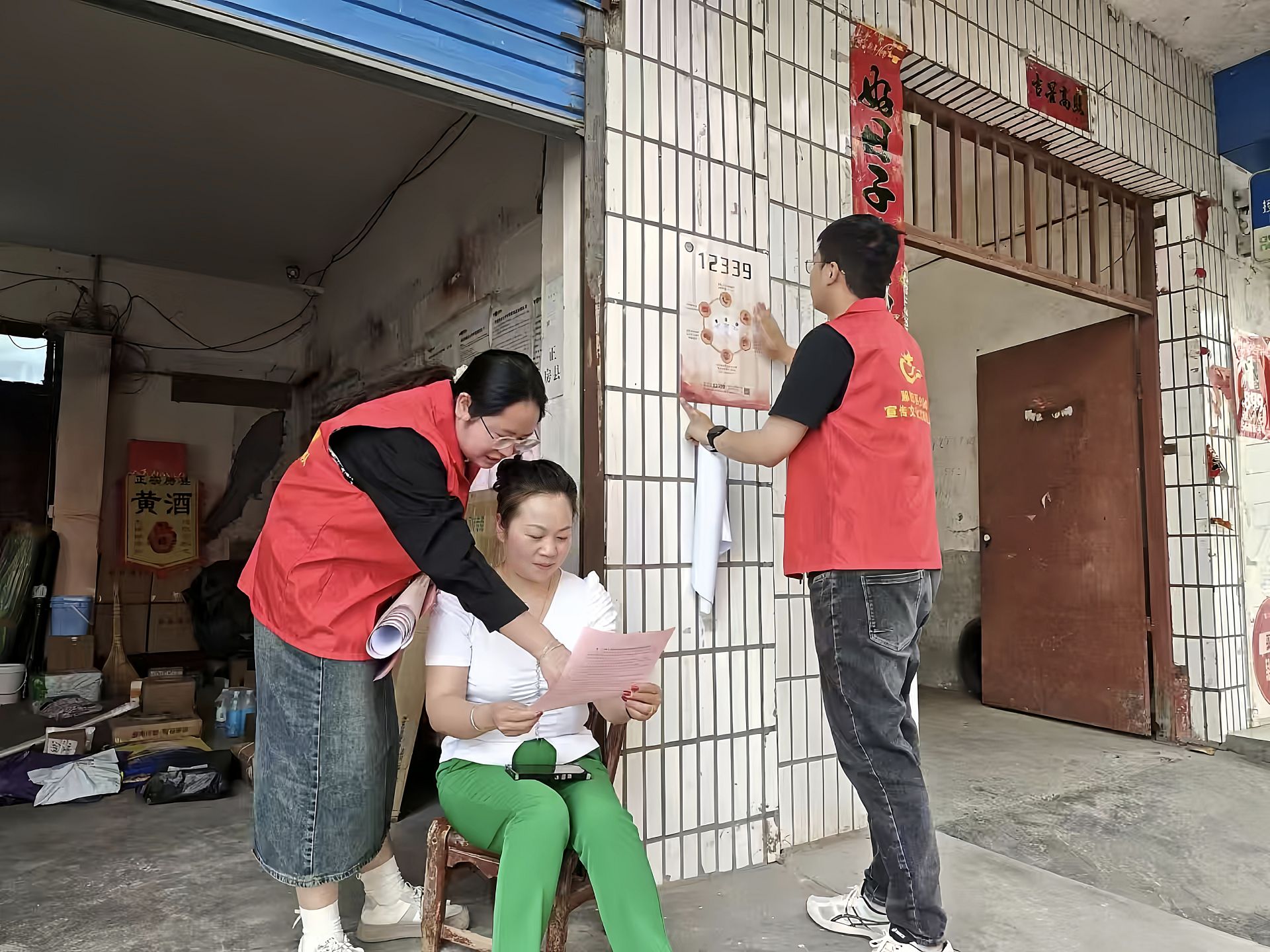 郧阳区白浪镇在集镇向群众宣传综治中心，答疑解惑，引导群众有诉求到综治中心反映.jpg.jpg