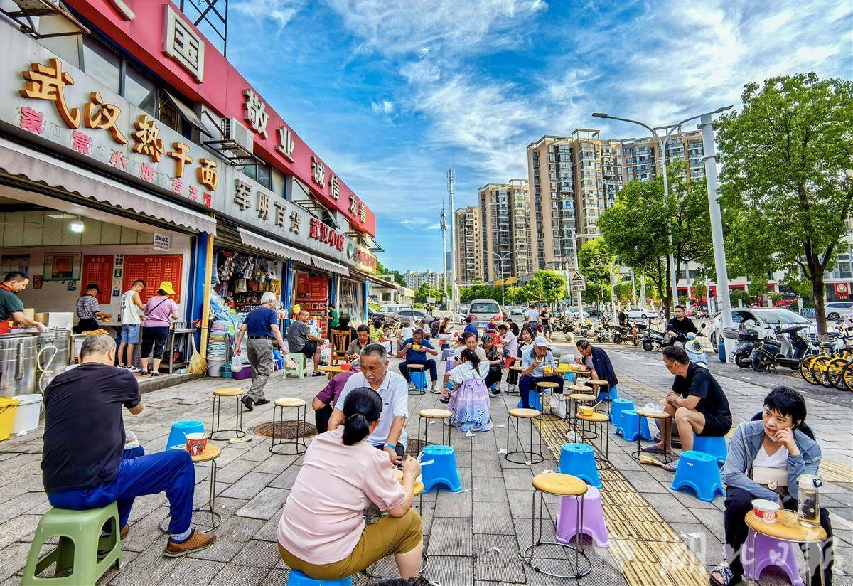 武汉板凳上的“早餐”浓浓的贩子烟火气