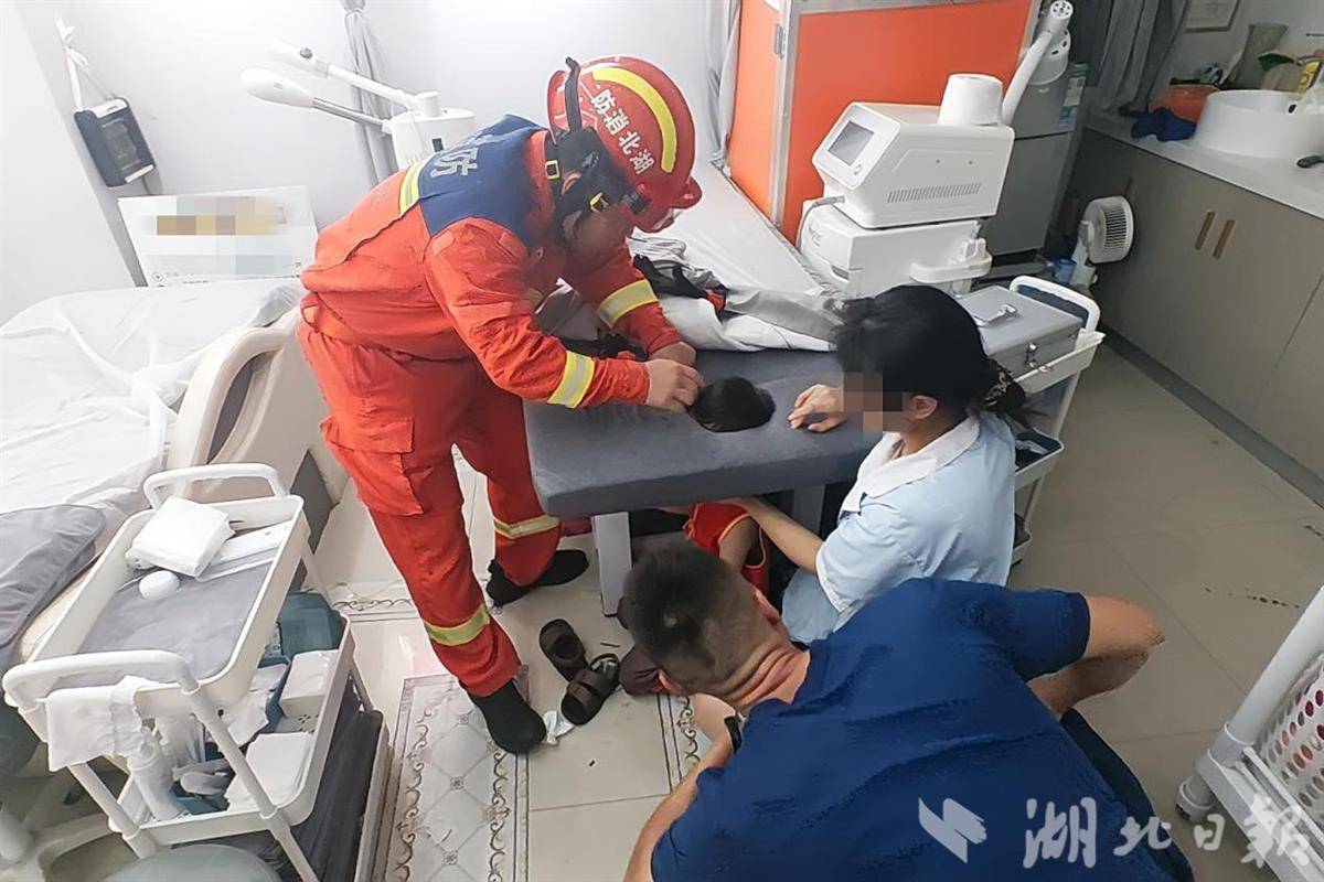 五岁男童头卡美容床孔洞 武汉消防暖心破拆成功解救