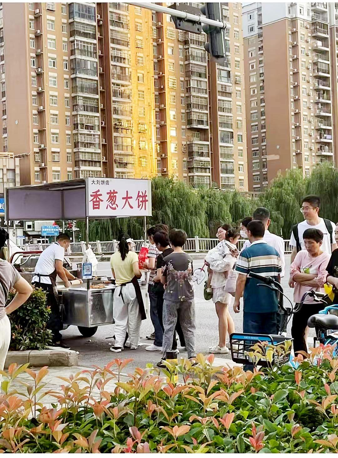 武汉街头呈现很多“香葱大饼”摊 有人冒着高温排队一个多小时