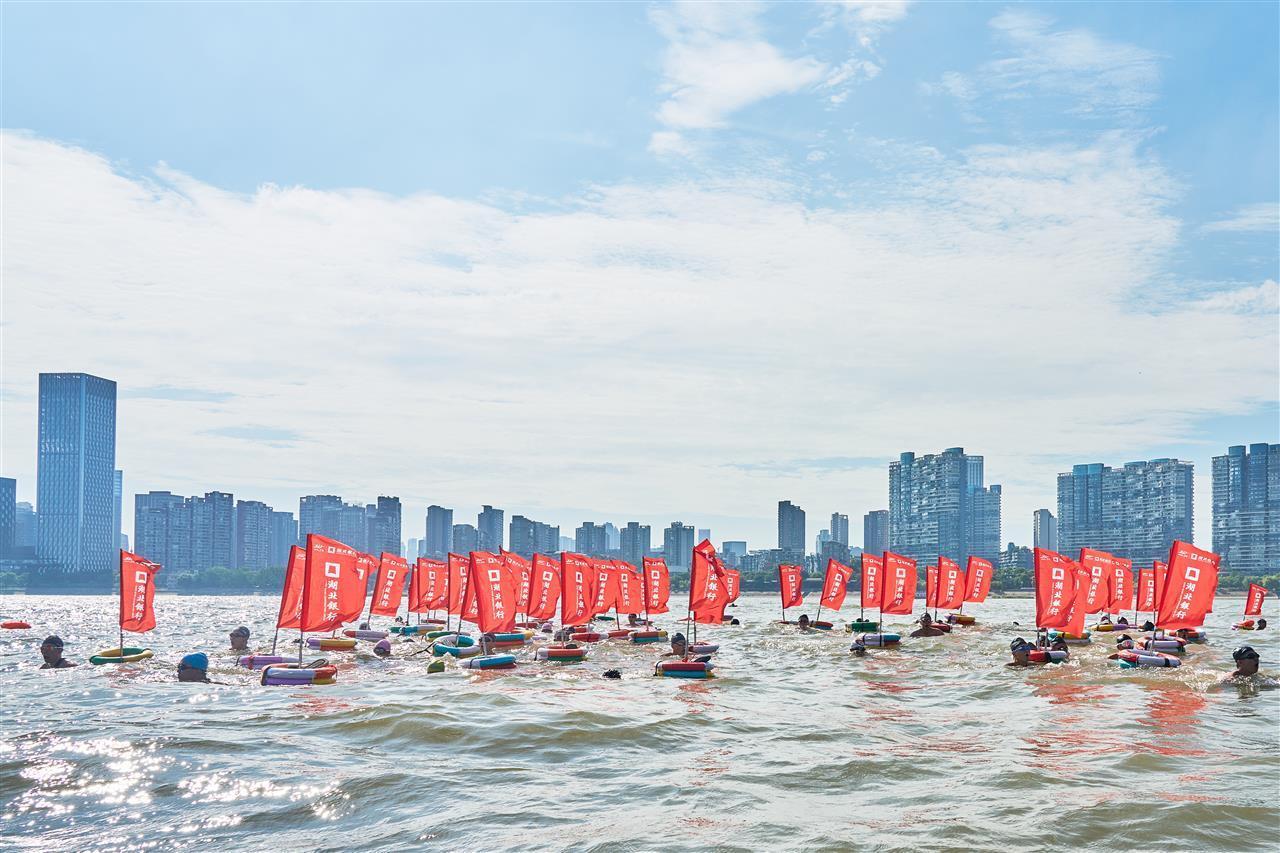 五秩风华渡江情，中流击水征途阔