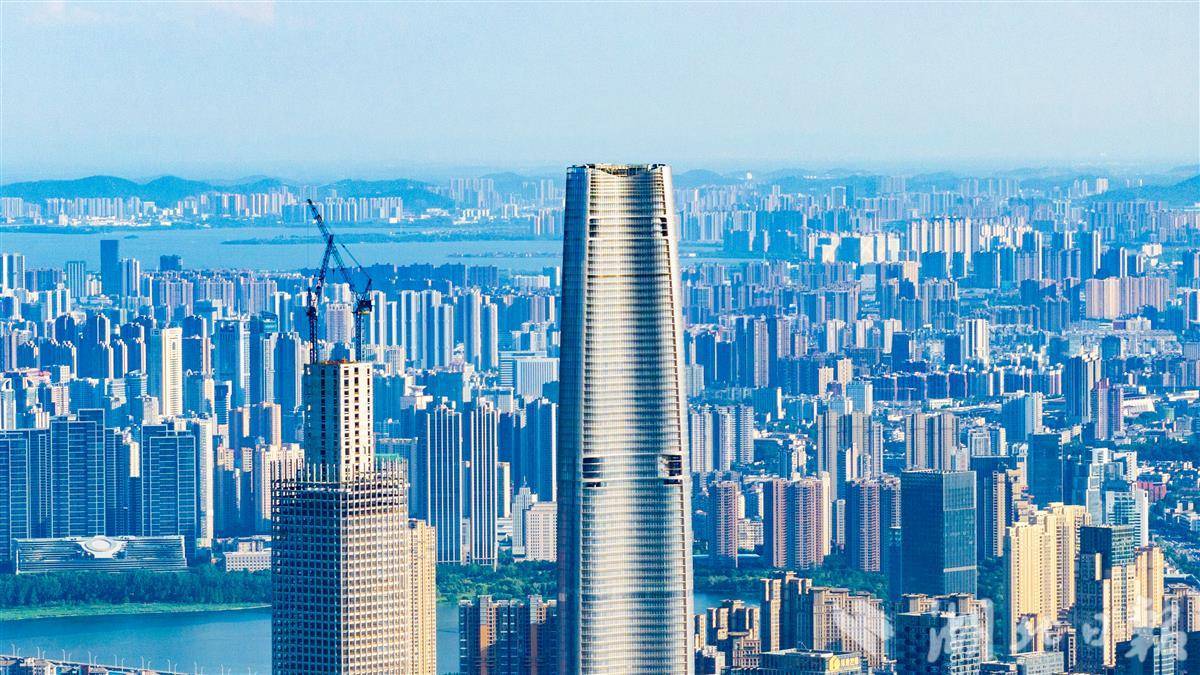 武汉敞开通透形式 从汉口江滩可看江夏汤逊湖
