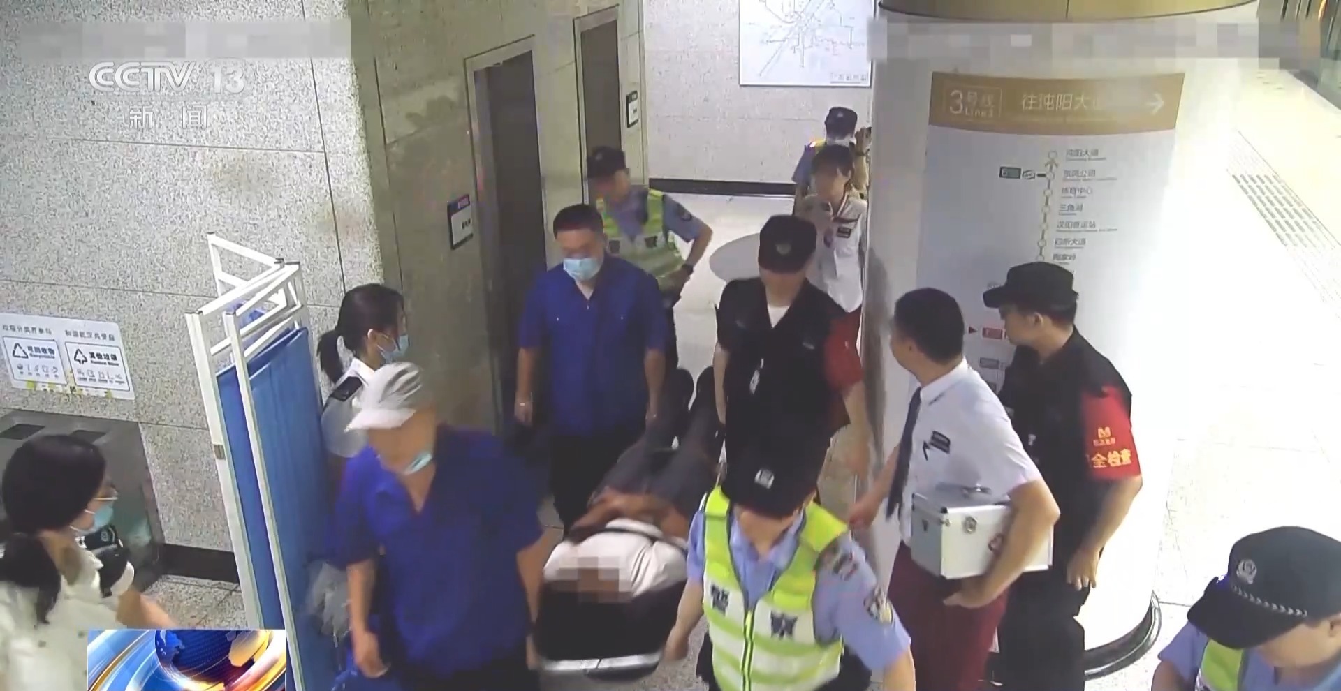 武汉一乘客在地铁车厢内昏厥 多方接力演出“存亡急救”