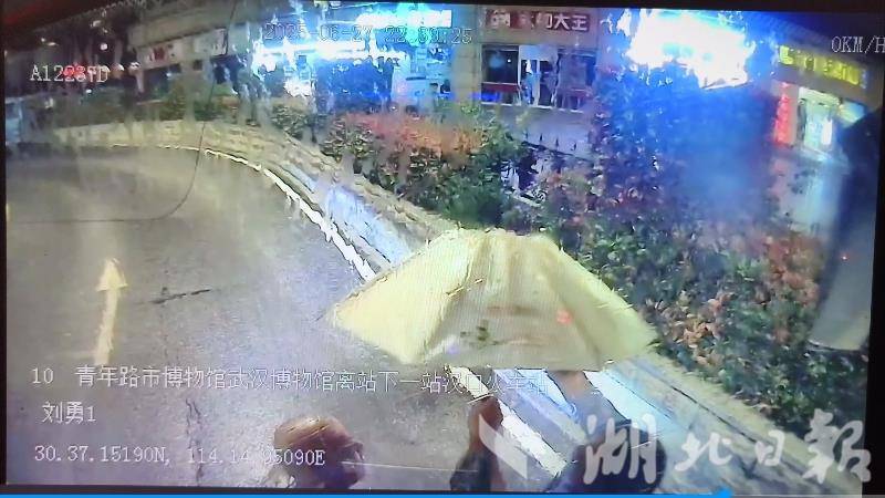 暴雨深夜！武汉公交司机用一束车灯、一把伞，为生疏白叟撑起温暖归途