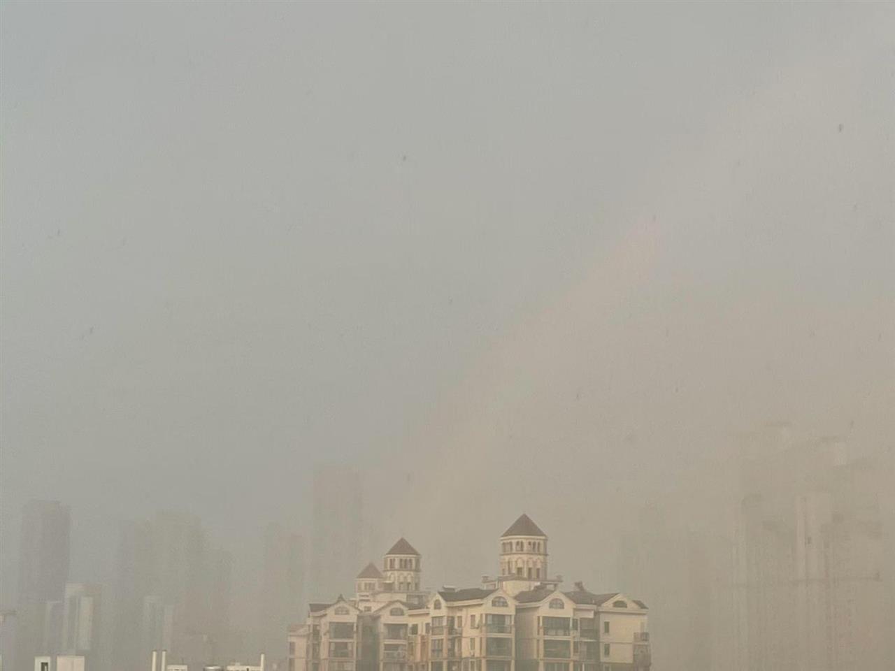 风暴入侵了湖北的许多地方！暴风雨提高了一个