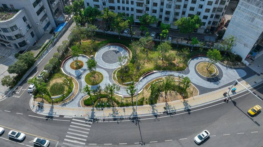 在实施8个中央法规的精神的耐心中，黄冈将使用