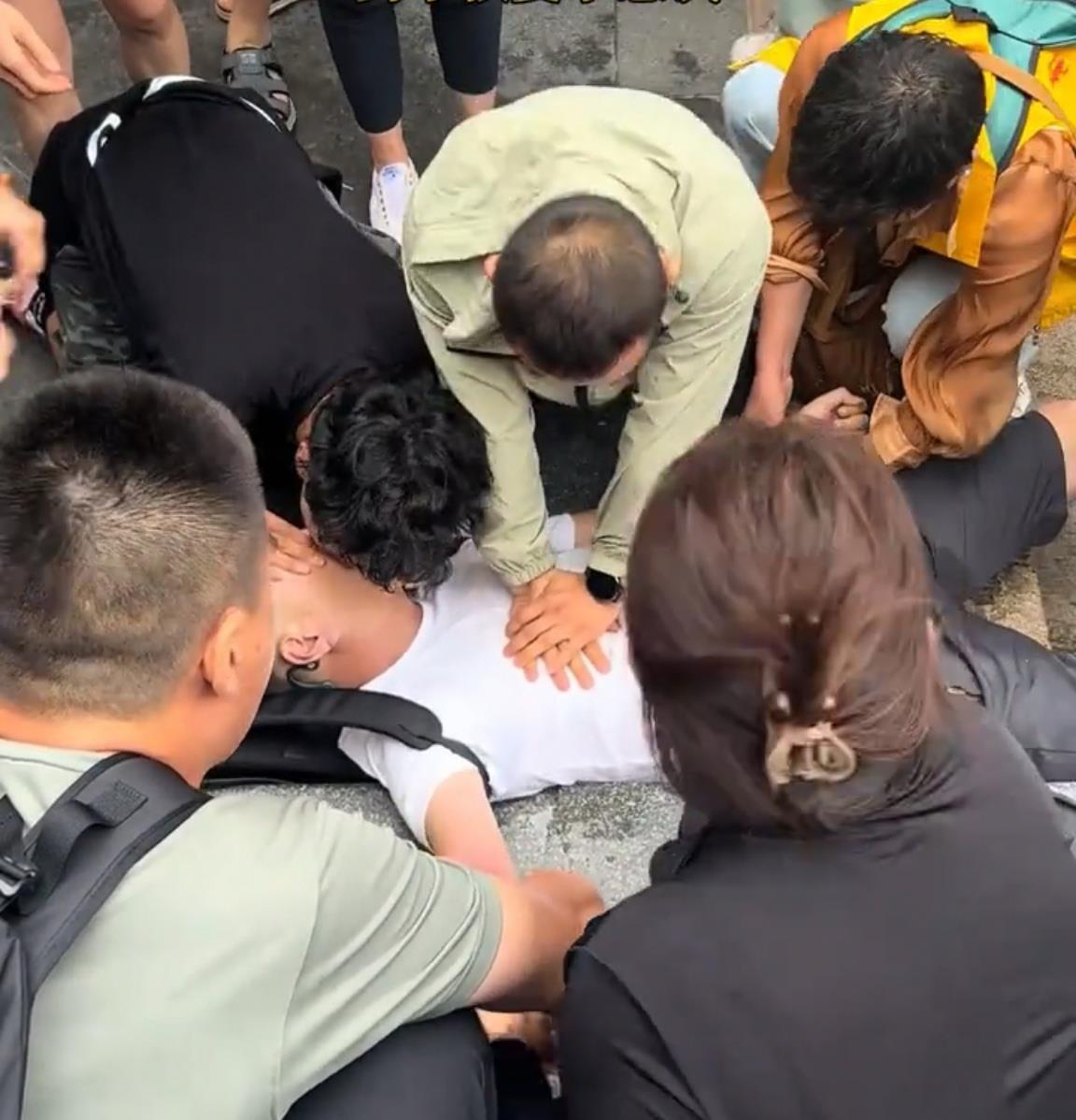 一名50岁男子爬上Wutai山突然削弱了。许多游客跪