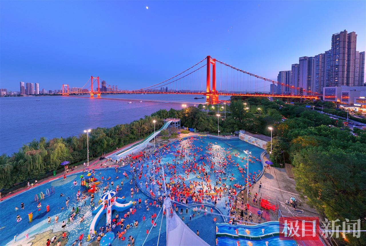 武汉夏天好去处，江滩水上乐土人气爆棚