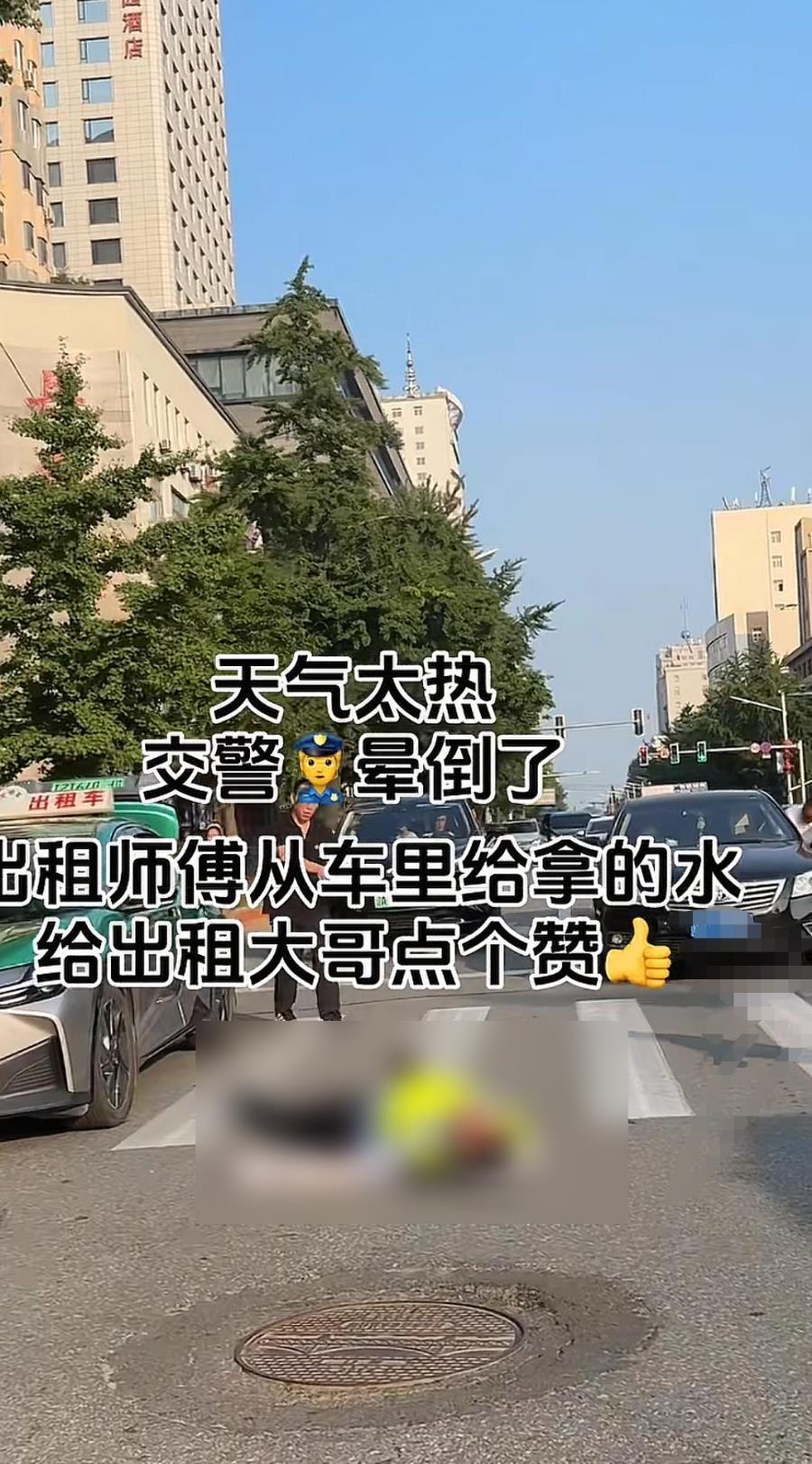 一名丹东交通警察在街上