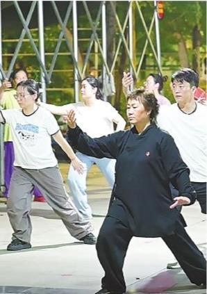 仔细管理小物品并很好地回答经济文件 - 黄甘市正牢固地促进