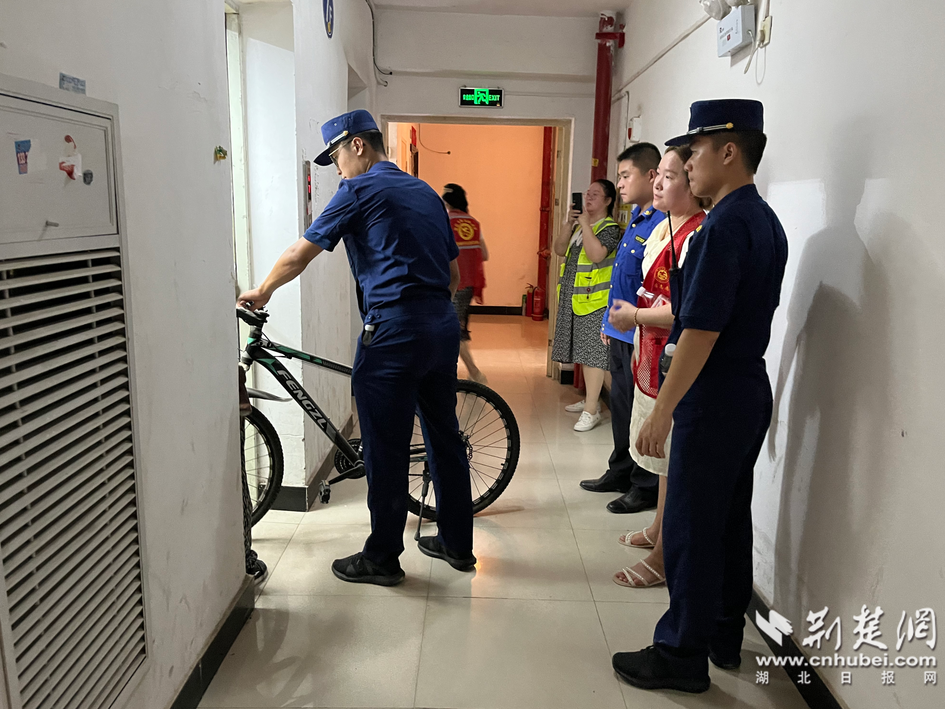 Ezhou Gedian共同努力清理跑步者，为住宅社区开放