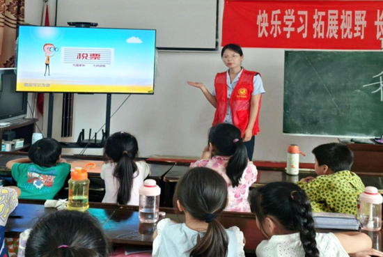 白天，一个有趣的“小财政法律课”丰富了农村