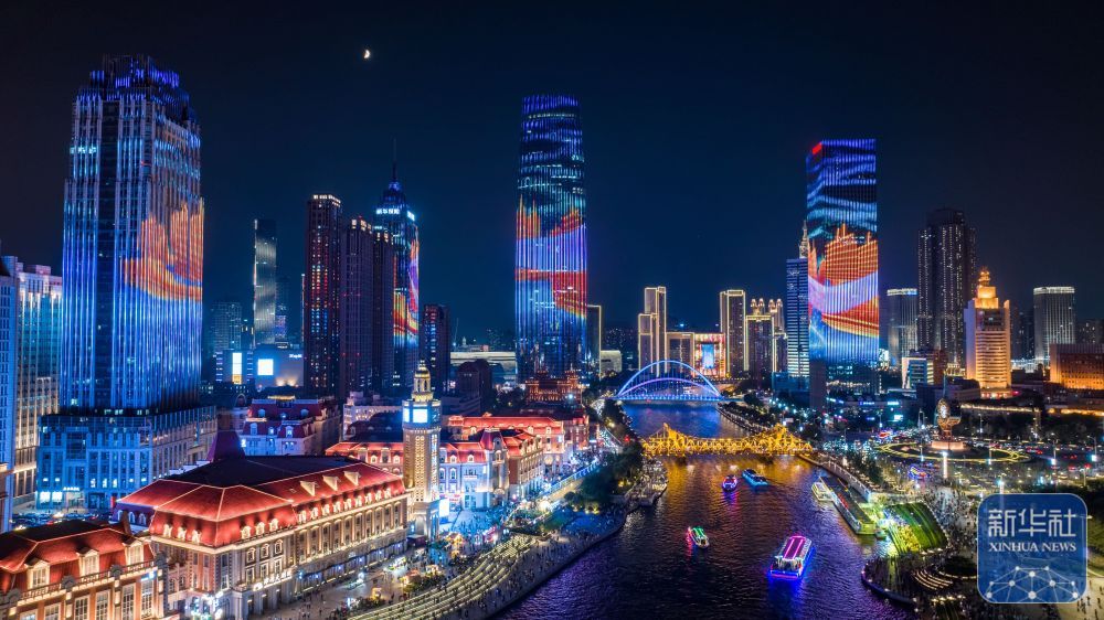 飞往中国｜天气夜空在海河上闪耀