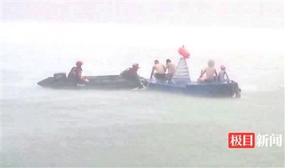 强烈的降雨袭击在河里抓住了六名游泳者，消防