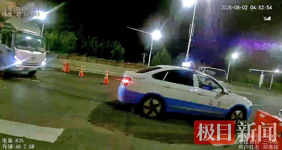 这位80岁的婆婆在黎明时突然心脏病发作。他的兄