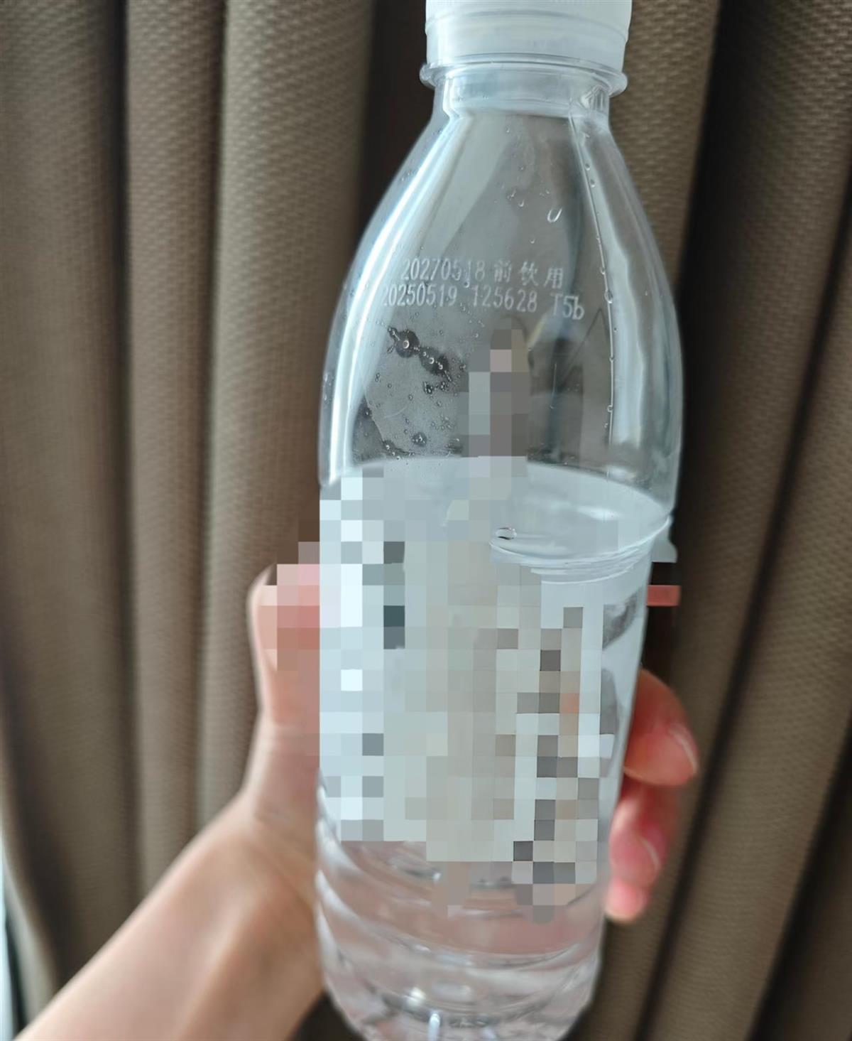 一个女人在酒店喝“咸矿泉水”。该酒店表示，