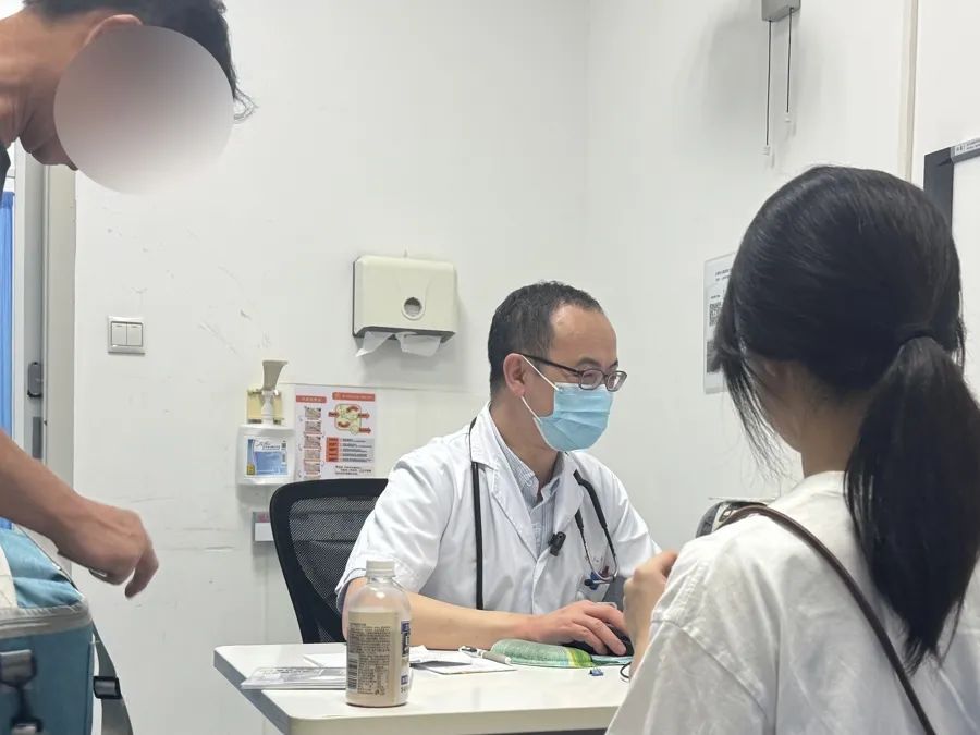 在暑假期间，这家门诊诊所中有很多迹象，以至