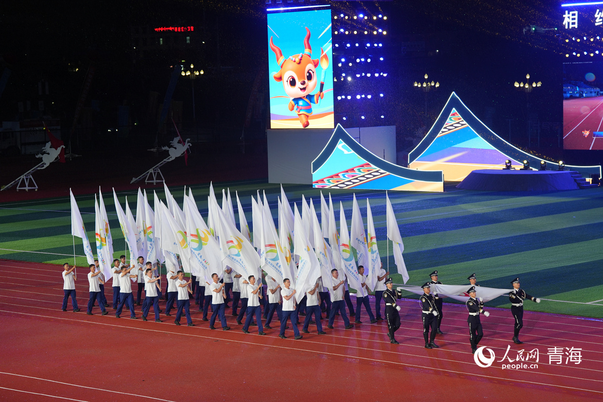 青岛的第八届传统种族运动游戏在黄南开幕式