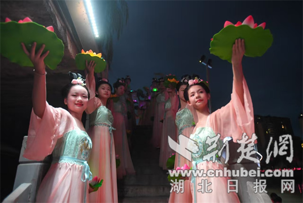河灯笼被Qixi，Cowhard和Weaver Girl View Junky Festival照