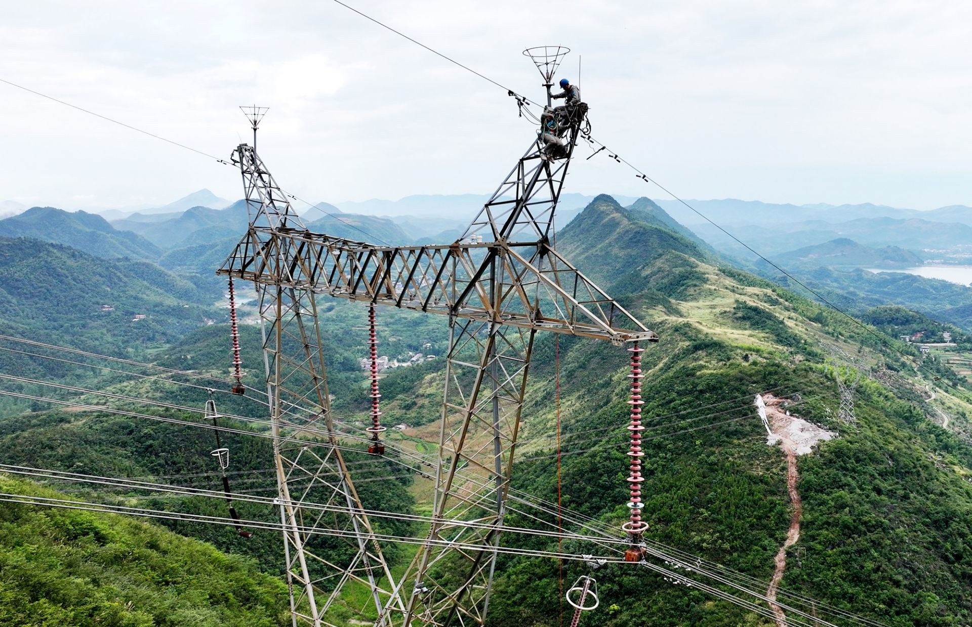 图5：高空人员作业场景。（邹小民  摄）.JPG.JPG