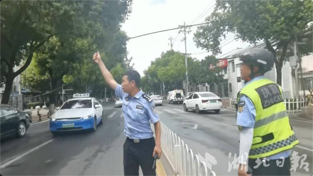 在高温40度的高温下，交通警察成为支持道路的“