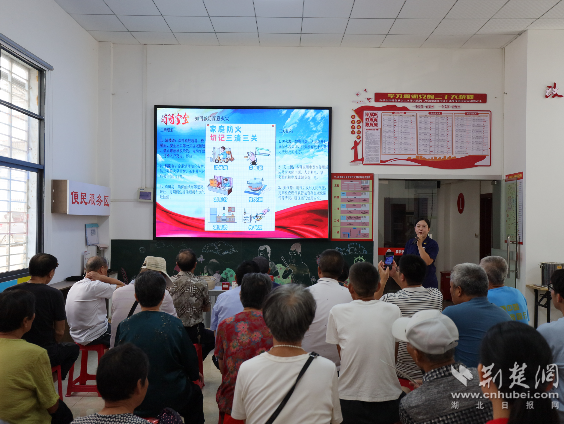 Echeng的“移动教室”为成人建立了坚实的消防安
