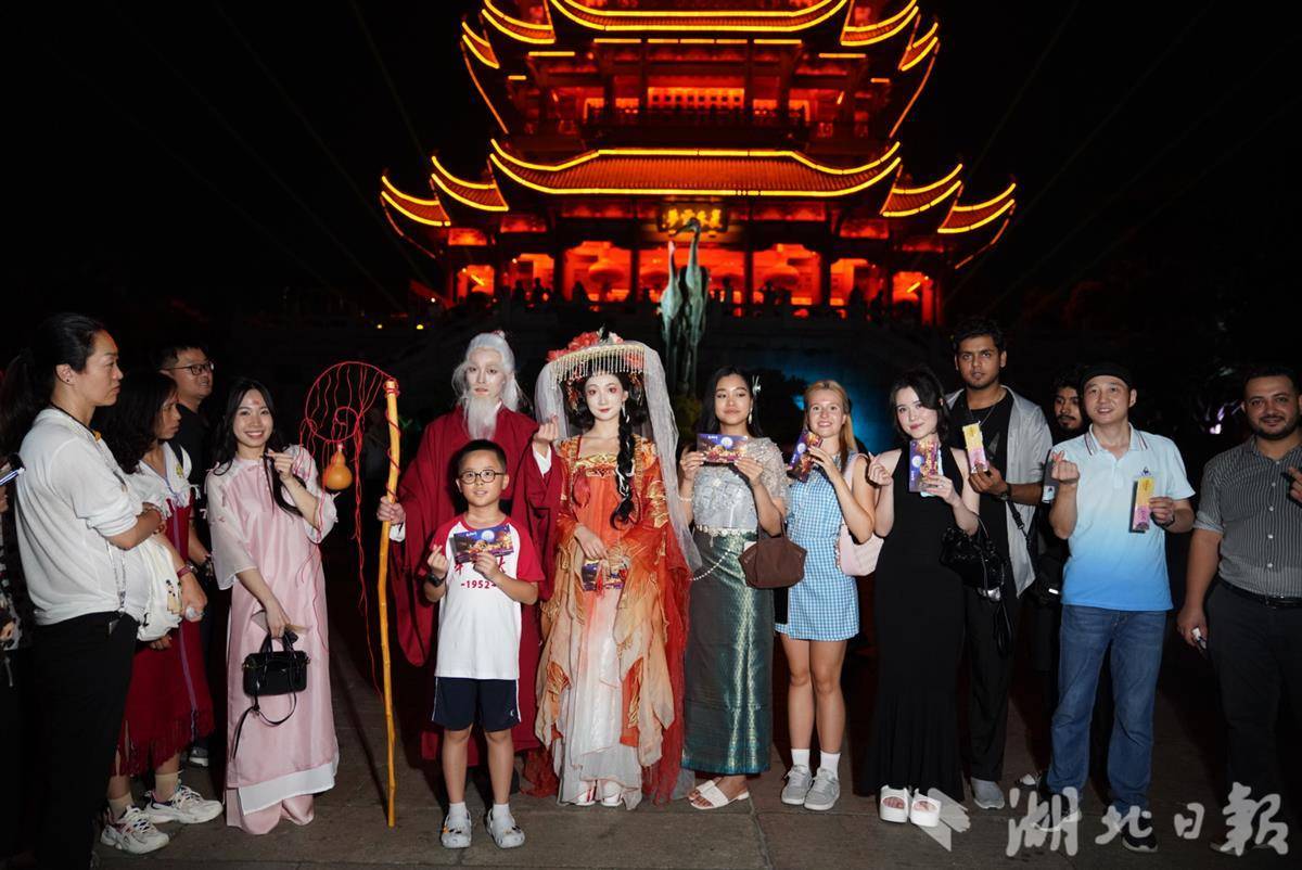 在黄色起重机塔前发送祝福，这是中国情人节的