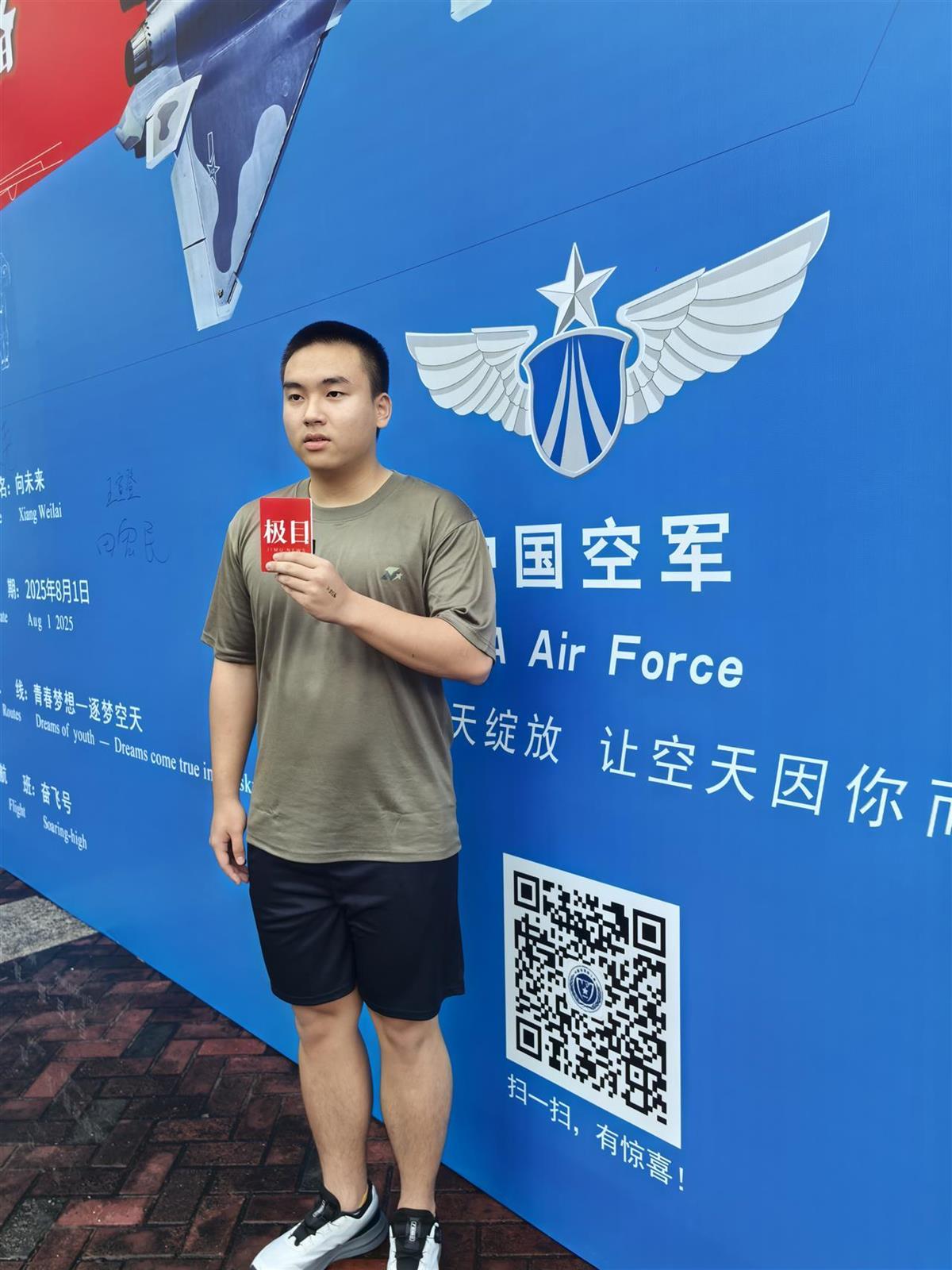 他坐在霍桑师范大学的高中1号路上