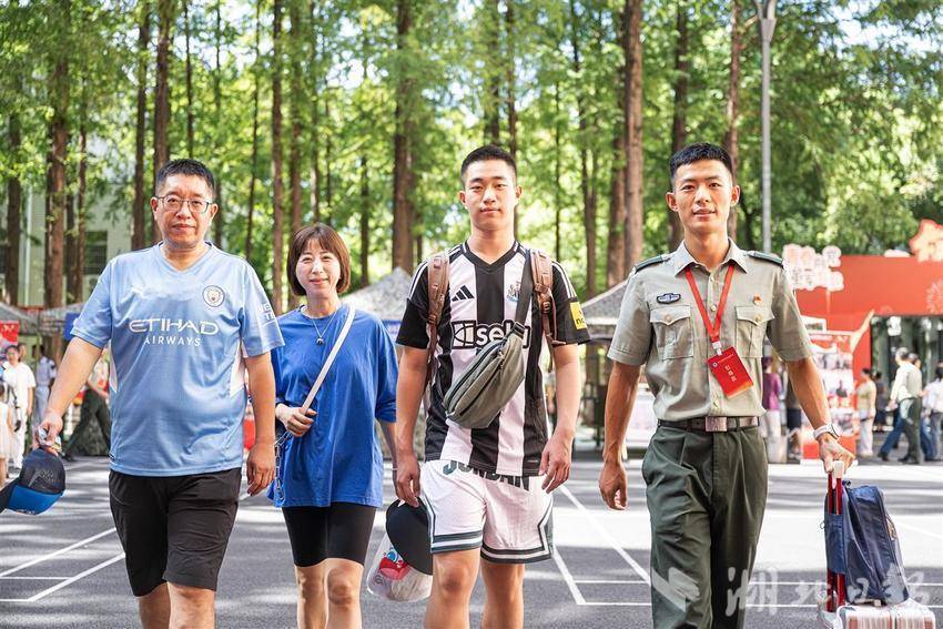 武汉的新军事学者欢迎第一批新生