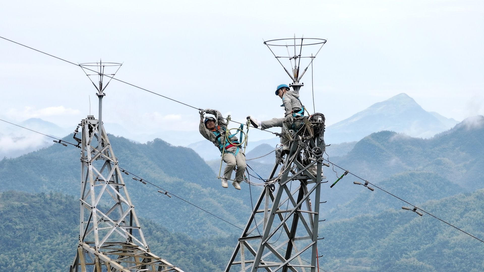 图4：高空人员在作业。（邹小民  摄）.JPG.JPG