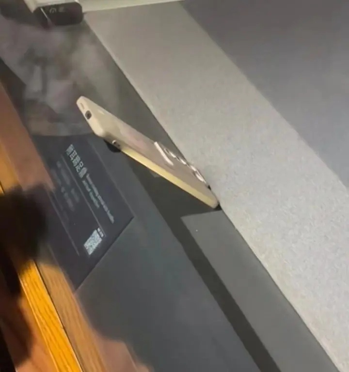 文化遗物显示柜中有手机吗？这是回应