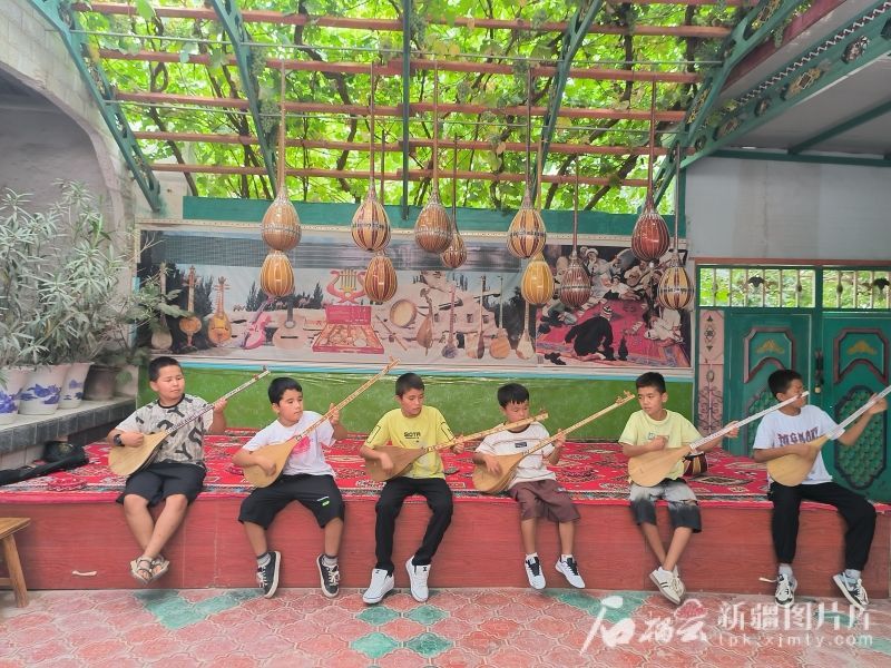 格拉纳达花蓬勃发展，种子聚在一起| Jiayi Villa