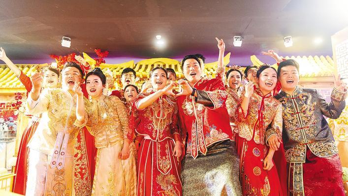浪漫圣诞节那天20对夫妇举行中国风格的婚礼风格