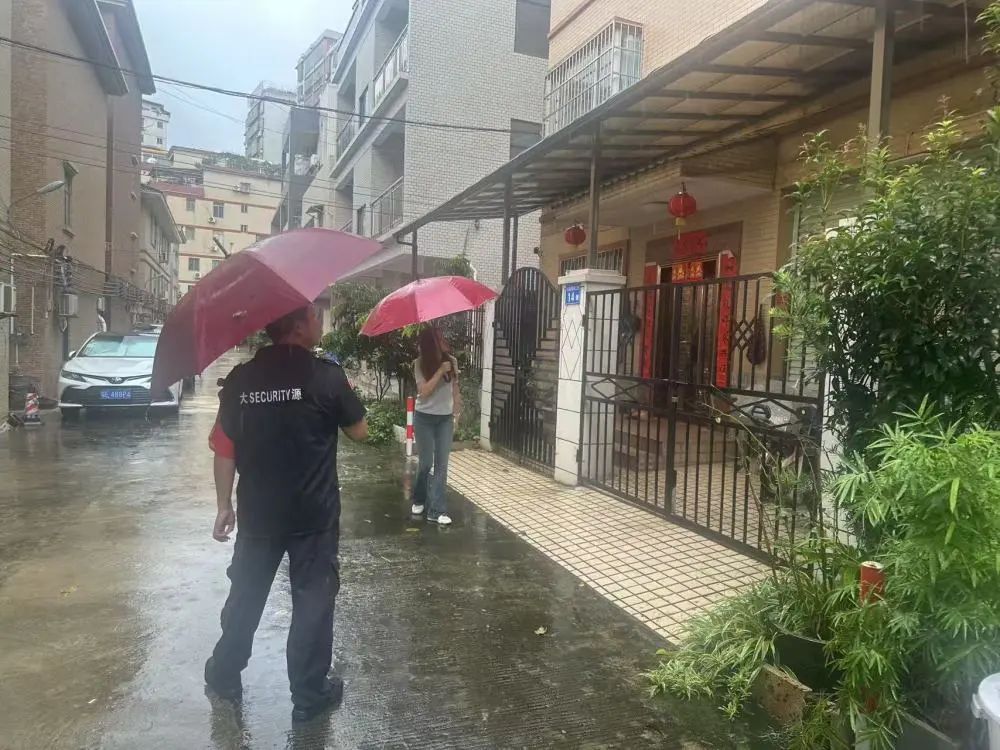 我很伤心！他努力推动，但他离开了...