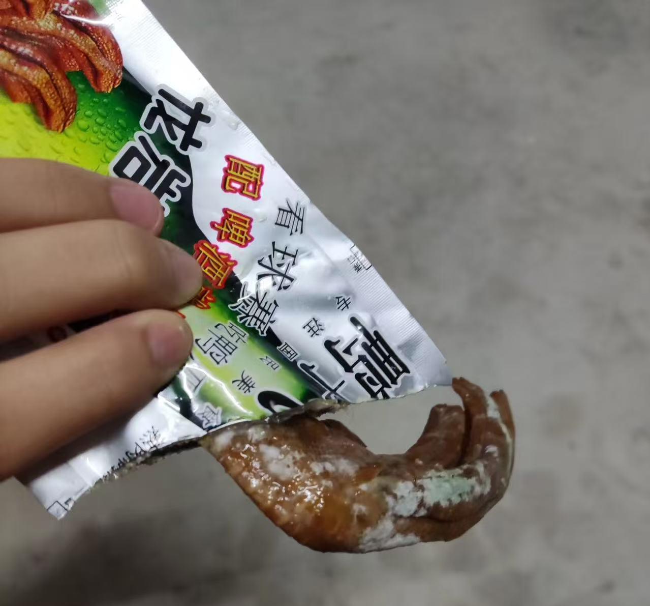 广州的一位消费者揭示了流行的小吃鸭爪零食是