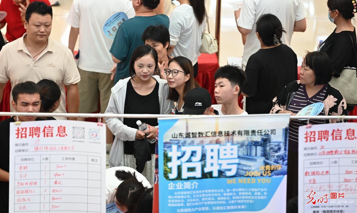 [领导未来]所有地区都集中于伴随大学毕业生使用的潜力的承诺和扩展