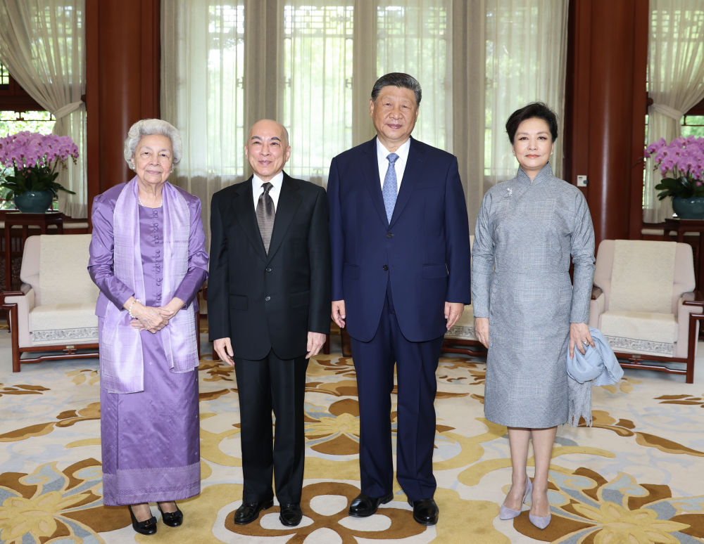 XI Jinping和他的妻子会见了柬埔寨国王Sihamoni和女