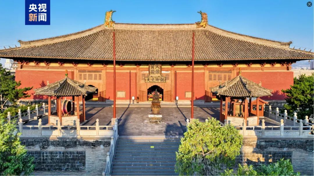 游客是否雕刻了大都会神庙的墙壁？军官：不会