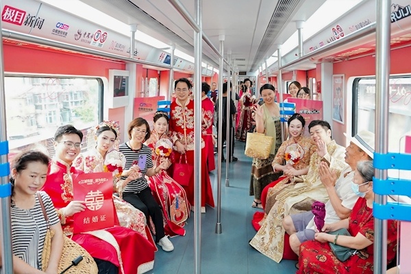 20对夫妇一起参加民族潮流的集体婚礼，地铁的全景婚礼车充满甜蜜