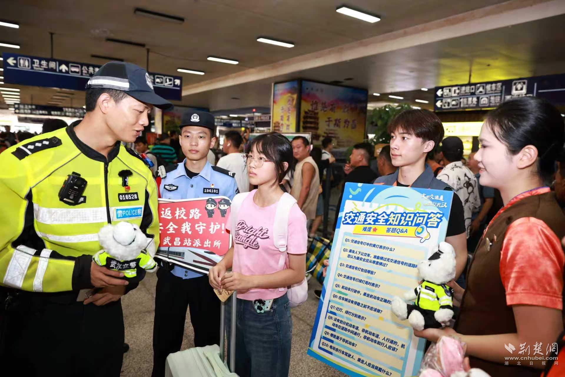 护送学校季节！武汉和平民警察一起工作