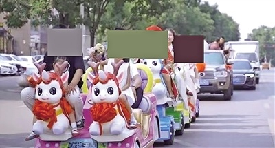 一个新婚夫妇在孩子的汽车上花了一千元作为婚