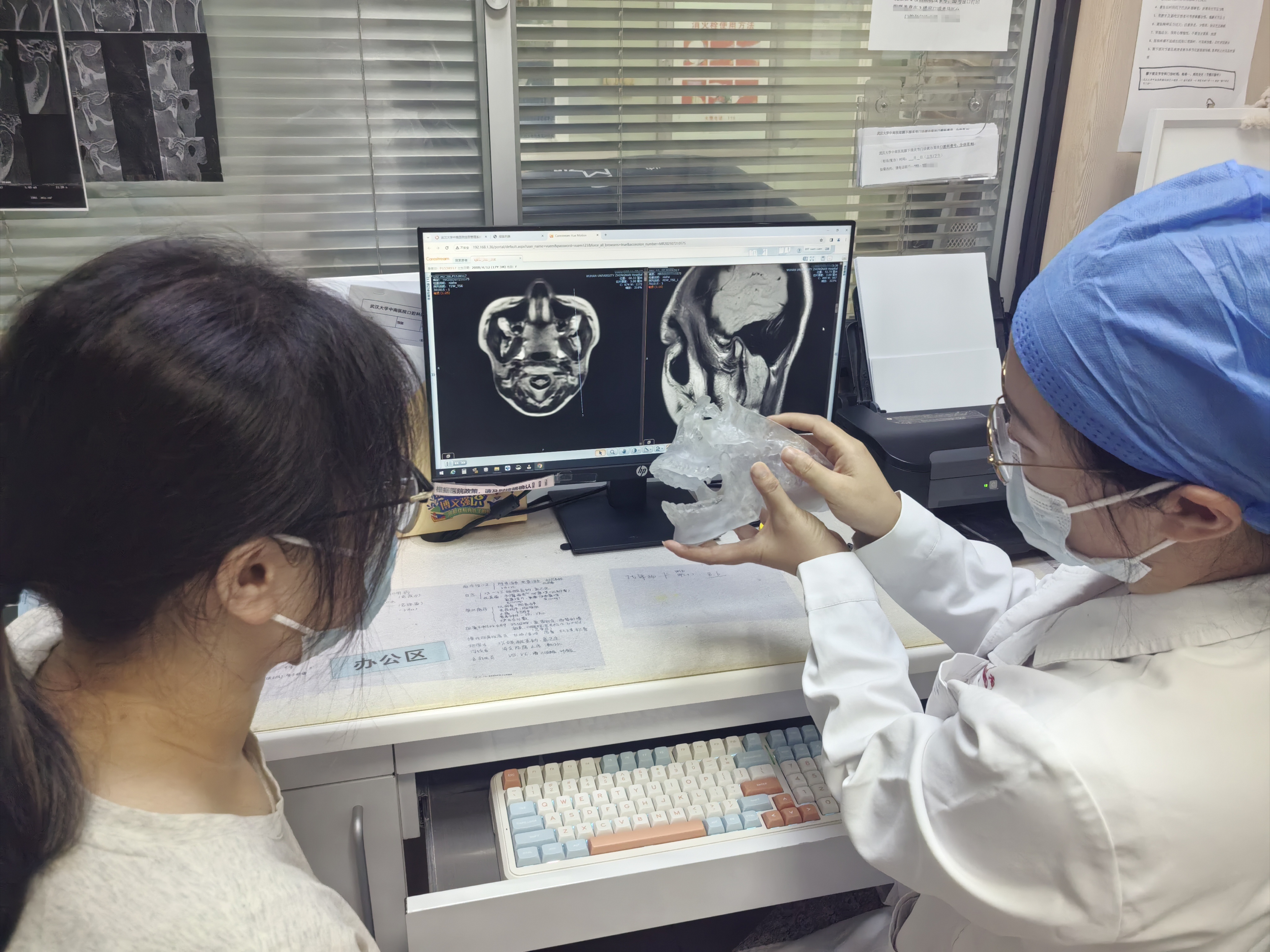 一个女孩在打哈欠时几乎总是“跌倒”？关于颞