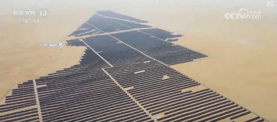 Taklamakan沙漠中最大的太阳能电厂生产超过3亿千瓦
