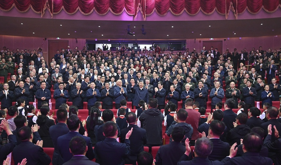 习近平看到了文学之夜“雪之歌”的聚会，庆祝