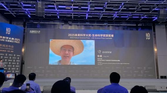 当我了解奖项时，这位“恐龙院士”戴着草帽并