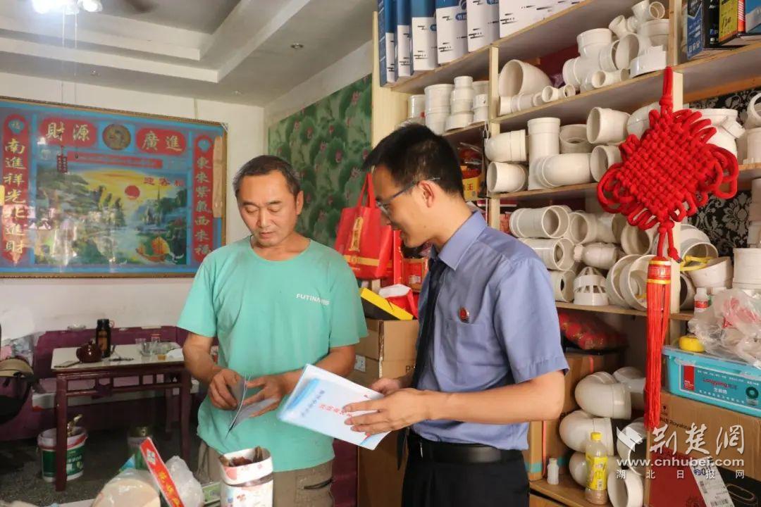 达比山脚下的检察官昌·隆吉(Chang Rongyi)是他的