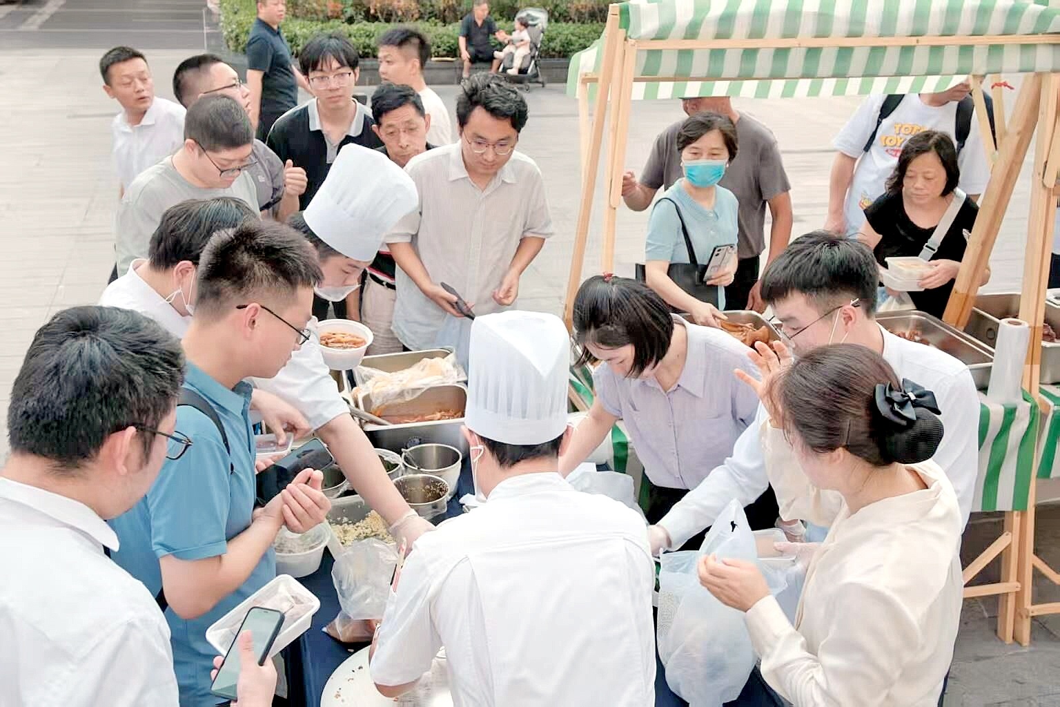 食物在两个小时内耗尽，销售额超过10,000元，在