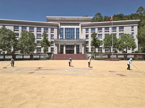 重庆的城镇政府开设了一个露台，以干燥村民。